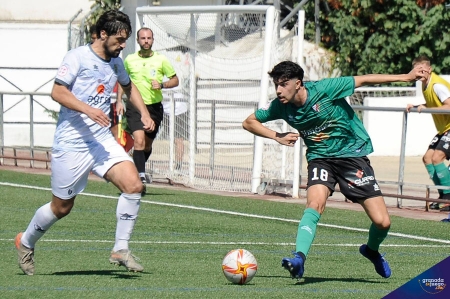 Ramiro, jugador del Huétor Tájar, en una acción del derbi en Huétor Vega (BALDOMERO) Ramiro, jugador del Huétor Tájar, en una acción del derbi en Huétor Vega (BALDOMERO)