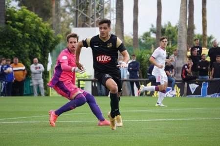 Bolívar supera al cancerbero del Marbella (CF MOTRIL) Bolívar supera al cancerbero del Marbella (CF MOTRIL)