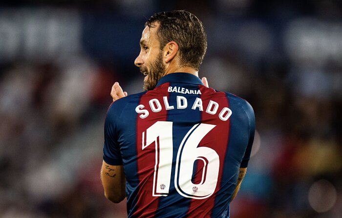 Soldado, durante un partido de liga con el Levante (TWITTER @R9SOLDADO)