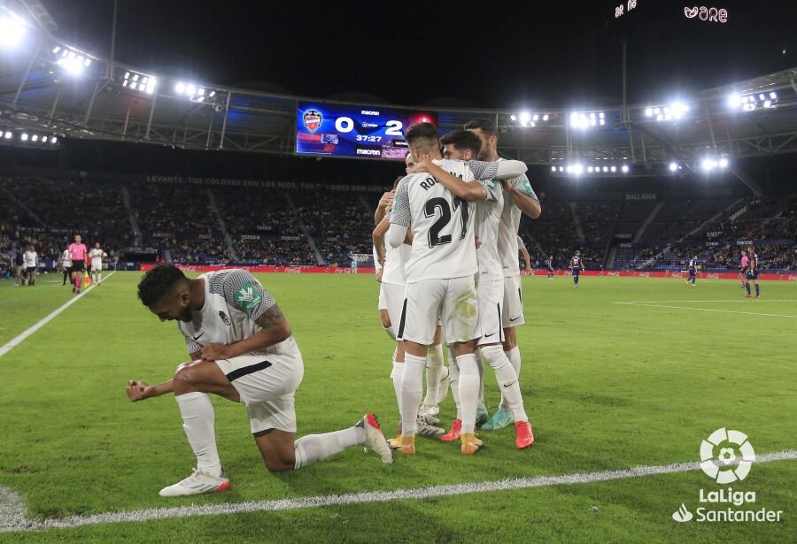 El Granada celebra el segundo gol en el `Ciutat de Valencia` (LALIGA)