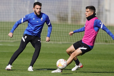 Quini, junto a Soro, durante el entrenamiento del jueves en la Ciudad Deportiva (PEPE VILLOSLADA / GCF) Quini, junto a Soro, durante el entrenamiento del jueves en la Ciudad Deportiva (PEPE VILLOSLADA / GCF)