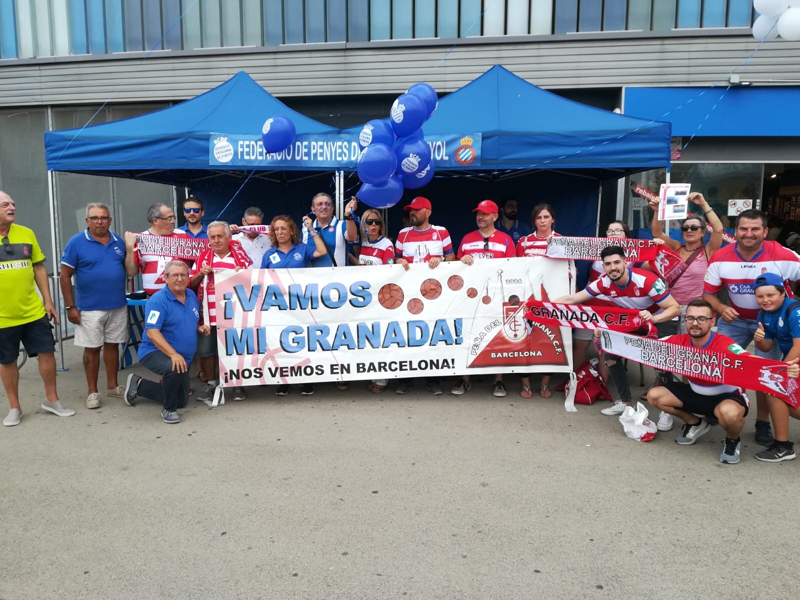 Imagen del hermanamiento entre la Peña Granadinista de Barcelona y la Federación de Peñas del Espanyol en 2019 (PEÑA GCF BCN)
