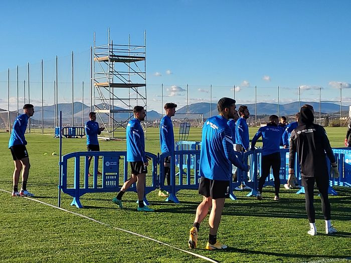 Adri Butzke, en el centro, durante el entrenamiento de este viernes en la Ciudad Deportiva (FRAN CALVO)