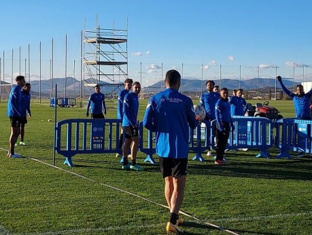 Imagen del último entrenamiento del Granada, en la que aparece Butzke, antes de partir a Barcelona (FRAN CALVO) Imagen del último entrenamiento del Granada, en la que aparece Butzke, antes de partir a Barcelona (FRAN CALVO)
