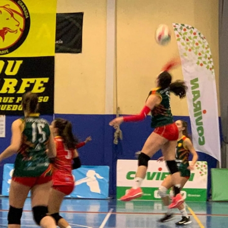 Remate de una jugadora atarfeña (CDU ATARFE) Remate de una jugadora atarfeña (CDU ATARFE)