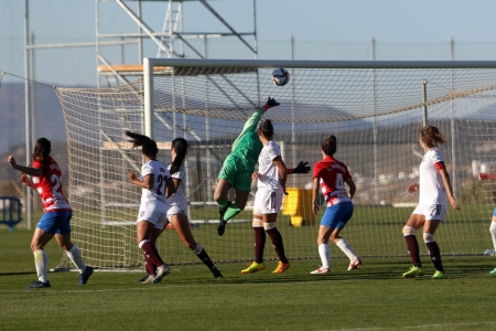 El cabezazo de Cristina Postigo, con 1-0 todavía en el marcador, se estrelló en el larguero (JOSÉ VELASCO / GRJ)