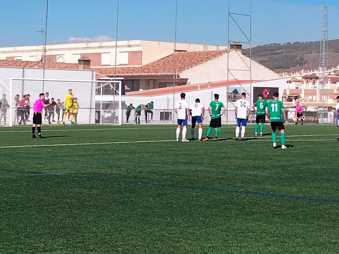 David Hurtado lanza el penalti (CD HUÉTOR VEGA)