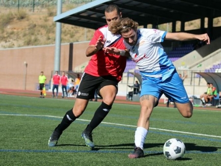 Andrés Macías trata de marcharse de un jugador almeriense (MIGUEL JAÍMEZ) Andrés Macías trata de marcharse de un jugador almeriense (MIGUEL JAÍMEZ)
