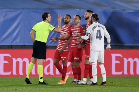 Martínez Munuera, durante el Real Madrid - Granada del curso pasado