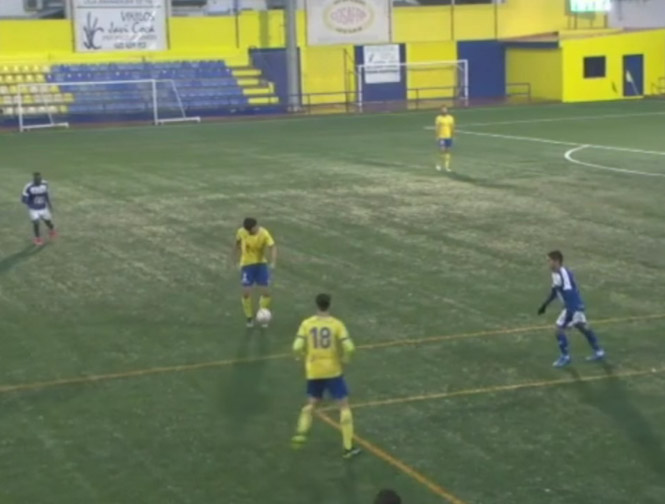 Ramiro controla el balón en el centro del campo (CD HUÉTOR TÁJAR WEB DIRECTO) 