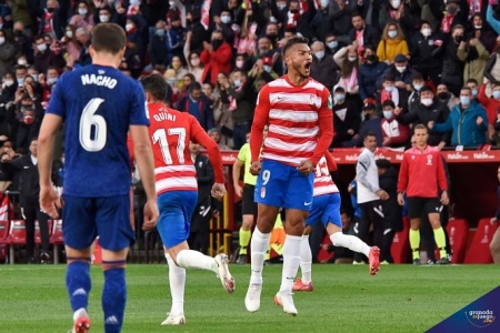 Luis Suárez fue el jugador más destacado del Granada CF (JOSÉ M. BALDOMERO) Luis Suárez fue el jugador más destacado del Granada CF (JOSÉ M. BALDOMERO)