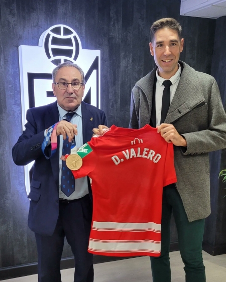 Pepe Macanás y David Valero posan con la medalla olímpica y la camiseta del Granada