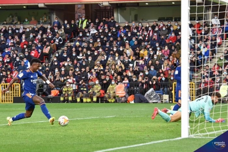 Momento en el que Vinícius marcó el tercer gol del Real Madrid y dejó prácticamente sentenciado al choque ante el Granada (JOSÉ M. BALDOMERO)
