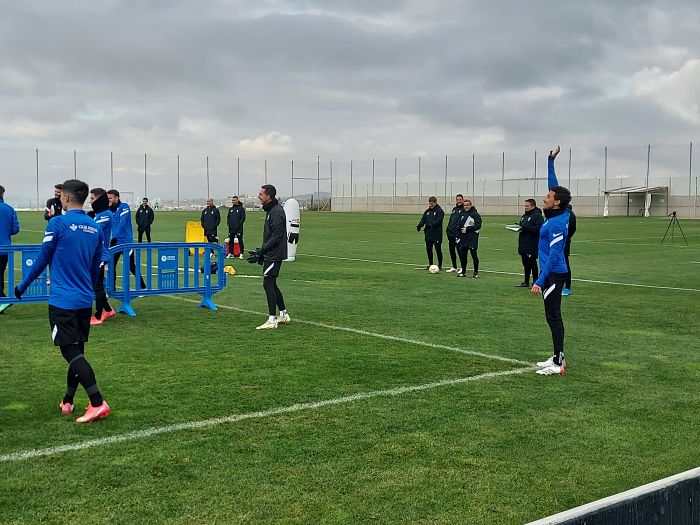 Luis Milla, durante el fútbol tenis de calentamiento en el entrenamiento de este jueves (FRAN CALVO)