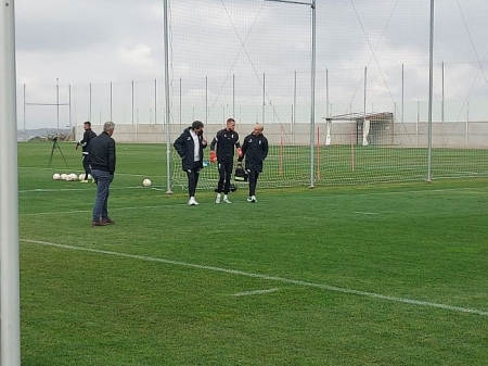 Aarón Escandell abandona el campo lesionado junto a los miembros del cuerpo médico (FRAN CALVO)