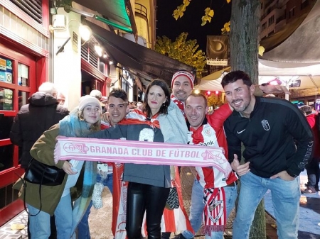 Los aficionados del Granada que viajaron en coche hasta Bilbao, junto a otros seguidores del Athletic en los aledaños de San Mamés (FRAN CALVO) Los aficionados del Granada que viajaron en coche hasta Bilbao, junto a otros seguidores del Athletic en los aledaños de San Mamés (FRAN CALVO)