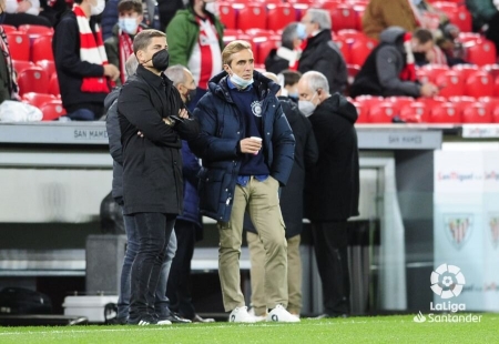 Robert Moreno, junto a Dani Guindos en los momentos previos al partido del Granada en San Mamés (LALIGA) Robert Moreno, junto a Dani Guindos en los momentos previos al partido del Granada en San Mamés (LALIGA)