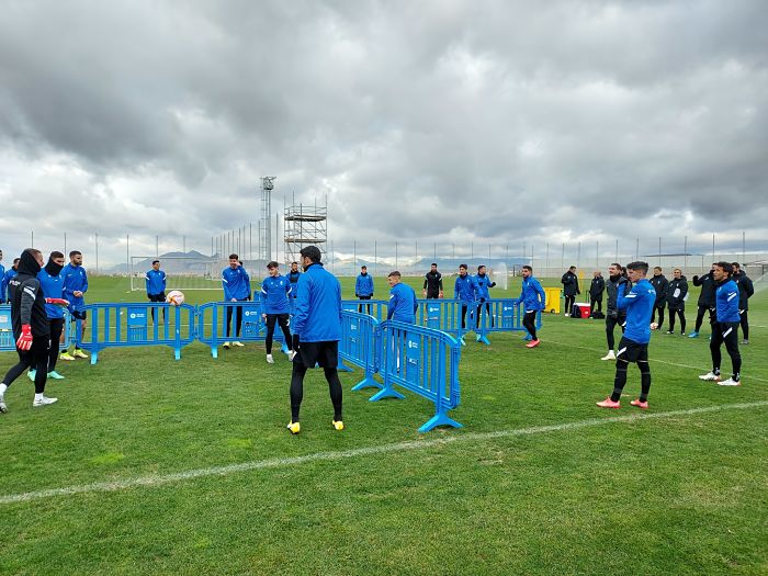 Imagen del fútbol tenis realizado por el Granada durante el entrenamiento de este lunes (FRAN CALVO)