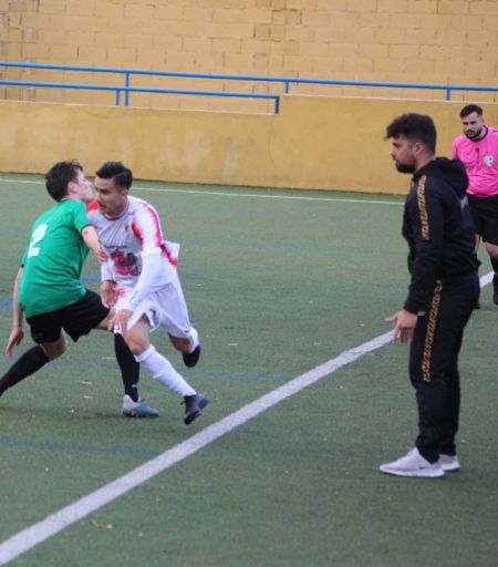 Alberto Chacón durante el partido de su equipo ante el Alhendín (GUADIX CF) Alberto Chacón durante el partido de su equipo ante el Alhendín (GUADIX CF)