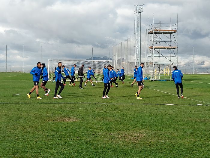 Imagen del entrenamiento previo del Granada, con varios miembros de su filial completando el grupo (FRAN CALVO)