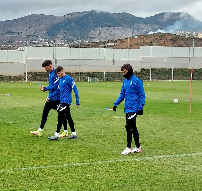 Butzke y Cristian Gutiérrez, con Soro en primer plano, a su salida al entrenamiento de ayer en la Ciudad Deportiva (FRAN CALVO)