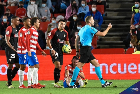 Alberola Rojas, durante el Granada - Sevilla de esta temporada en el `Nuevo Los Cármenes` (JOSÉ M. BALDOMERO) Alberola Rojas, durante el Granada - Sevilla de esta temporada en el `Nuevo Los Cármenes` (JOSÉ M. BALDOMERO)