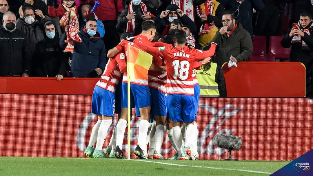 Los jugadores del Granada celebran el primer tanto de Puertas ante el Alavés (JOSÉ M. BALDOMERO)