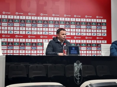 Javi Calleja, durante la rueda de prensa post partido en Granada (FRAN CALVO) Javi Calleja, durante la rueda de prensa post partido en Granada (FRAN CALVO)