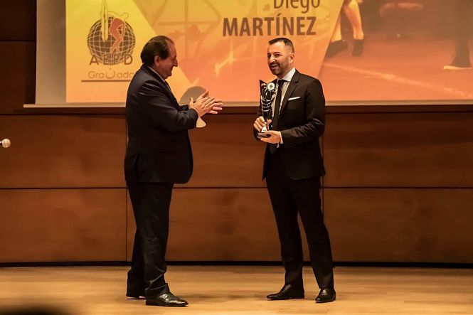 Diego Martínez recibe su galardón (JOSÉ VELASCO) 