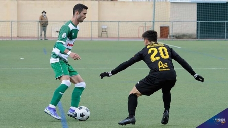 Kiko encara a un jugador del Poli Almería (JOSÉ M. BALDOMERO) Kiko encara a un jugador del Poli Almería (JOSÉ M. BALDOMERO)