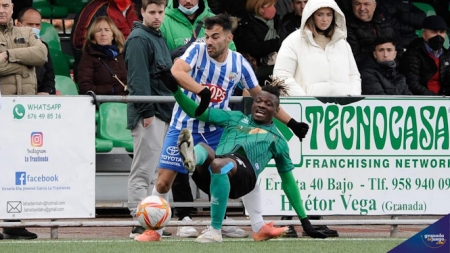 Eric pugna con un jugador del CF Motril (JOSÉ M. BALDOMERO) Eric pugna con un jugador del CF Motril (JOSÉ M. BALDOMERO)