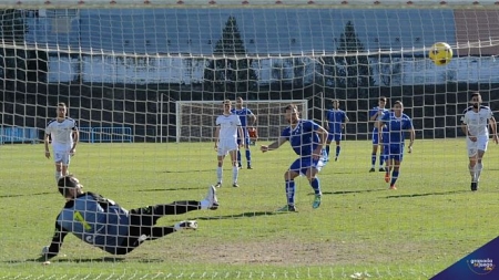 Morillas marca el penalti (JOSÉ M. BALDOMERO) 