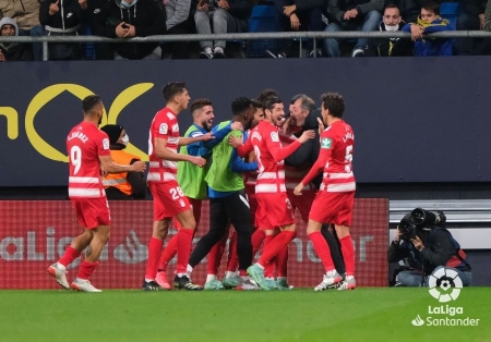 el Granada sacó un punto de oro en el último minuto del partido en Cádiz gracias a un tanto histórico de Jorge Molina (LALIGA)