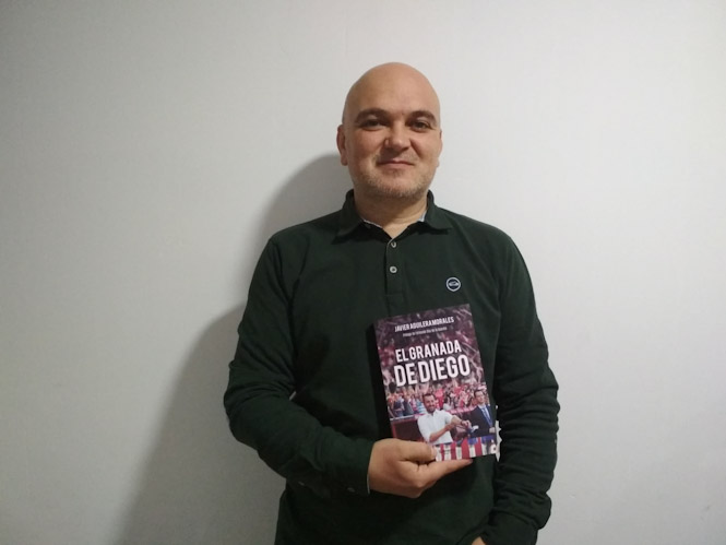 Javier Aguilera posa con su libro