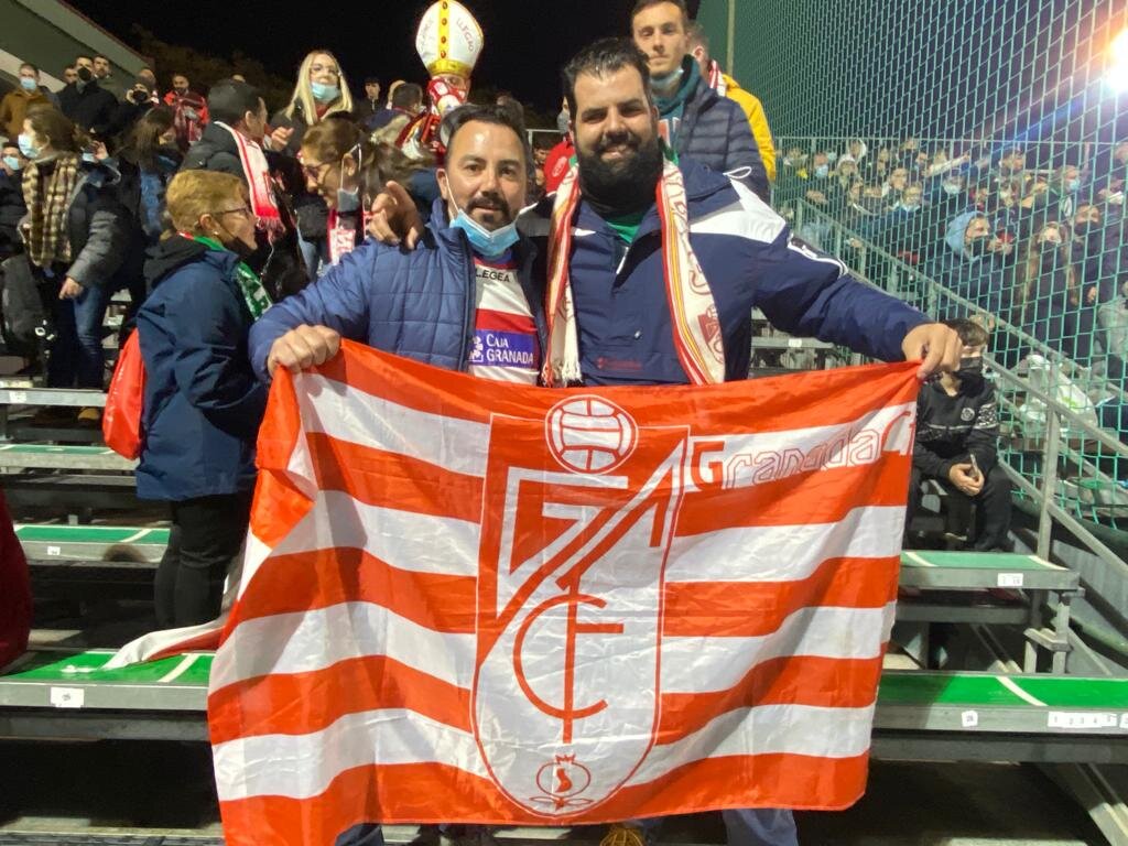 Quique y Juan, en el Estadio `La Juventud` de Mancha Real apoyando al Granada 
