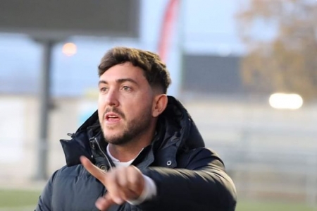 Julio Catalá da instrucciones durante el partido (JOSÉ ANDRÉS FERNÁNDEZ) 