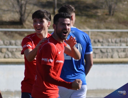 Manu Estrella celebra su golazo desde el centro del campo (J. PALMA) 