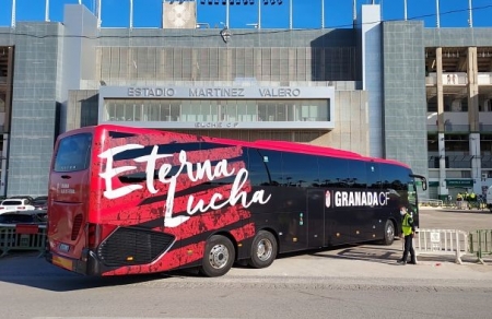 El autobús del Granada, a su llegada al `Martínez Valero` (FRAN CALVO) El autobús del Granada, a su llegada al `Martínez Valero` (FRAN CALVO)