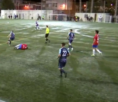 Un jugador del Cúllar Vega tendido en el terreno de juego (RFAFTV) Un jugador del Cúllar Vega tendido en el terreno de juego (RFAFTV)