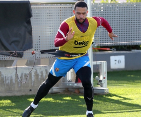 Memphis Depay ya se ha recuperado de su lesión y entra en la convocatoria del Barça que viaja a Granada (FCB) Memphis Depay ya se ha recuperado de su lesión y entra en la convocatoria del Barça que viaja a Granada (FCB)