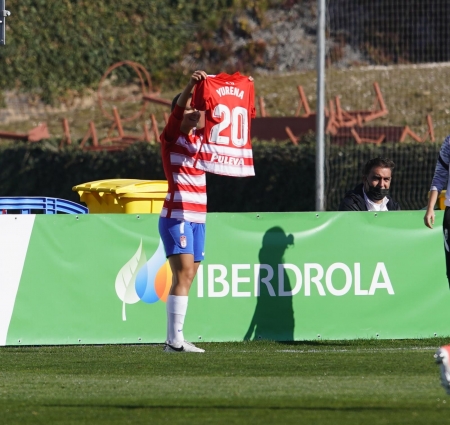Laura Pérez muestra la camiseta de Yurena tras el gol del empate (GCF) Laura Pérez muestra la camiseta de Yurena tras el gol del empate (GCF)