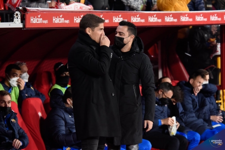 Robert Moreno y Xavi se saludan antes del partido (JOSÉ M. BALDOMERO)