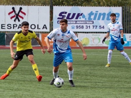 Borja controla el balón en el partido ante el Begíjar (ENCARNI QUESADA) Borja controla el balón en el partido ante el Begíjar (ENCARNI QUESADA)