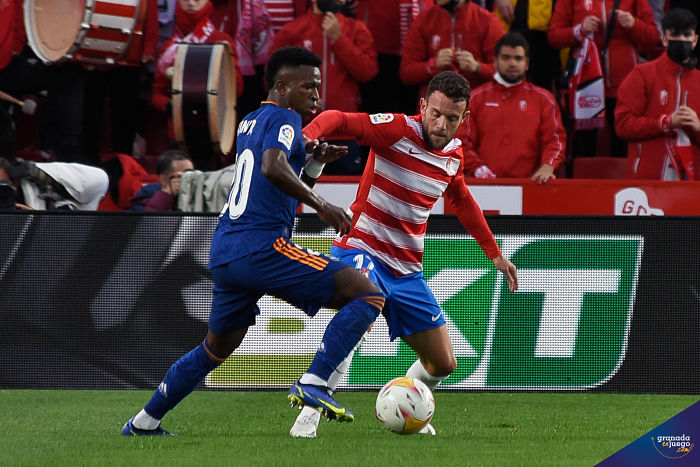 Quini y Vinícius, durante el Granada - Real Madrid de la primera vuelta (JOSÉ M. BALDOMERO)