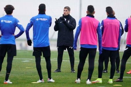 Robert Moreno da indicaciones a los suyos durante un entrenamiento reciente en la Ciudad Deportiva (PEPE VILLOSLADA / GCF) Robert Moreno da indicaciones a los suyos durante un entrenamiento reciente en la Ciudad Deportiva (PEPE VILLOSLADA / GCF)