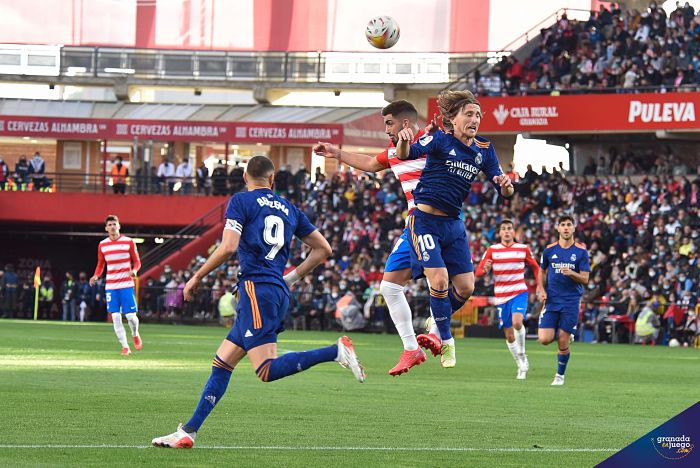 Imagen del Granada - Real Madrid, que se jugó tras un parón internacional (JOSÉ M. BALDOMERO)