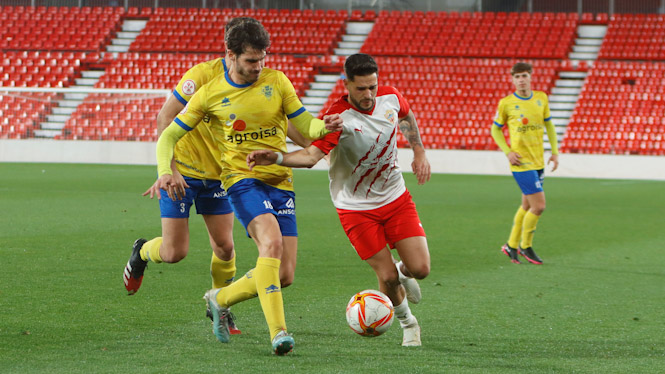 Lolo Armario pugna con un jugador del Almería B (UD ALMERÍA) 