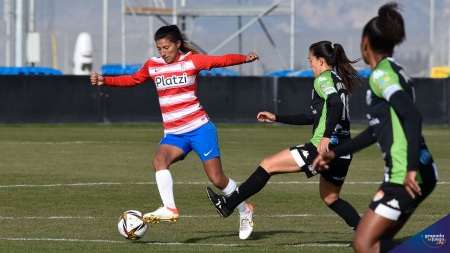 Pamela González, durante un lance del encuentro ante el Santa Teresa (JOSÉ M. BALDOMERO) Pamela González, durante un lance del encuentro ante el Santa Teresa (JOSÉ M. BALDOMERO)