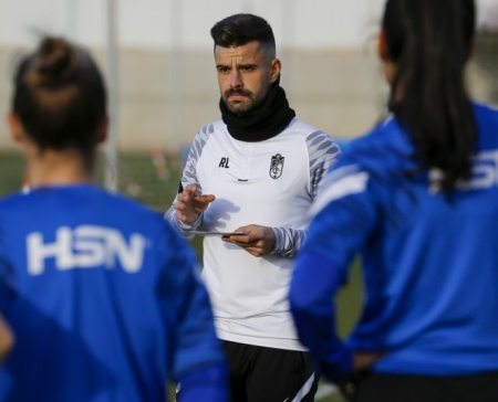 Roger Lamesa da indicaciones a su equipo en un entrenamiento (GCF) Roger Lamesa da indicaciones a su equipo en un entrenamiento (GCF)