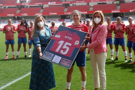 Mari recibe una camiseta del Granada en su último partido como rojiblanca en el `Nuevo Los Cármenes` (JOSÉ VELASCO / GRJ)
